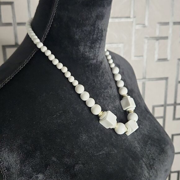 Classic White Beaded Necklace – Elegant & Timeless Design - Picture 2 of 4